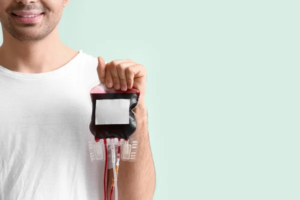 Donante Joven Con Paquete Sangre Sobre Fondo Verde Primer Plano — Foto de Stock