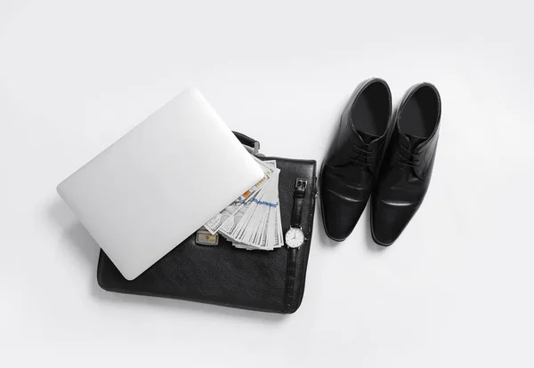 Sapatos Masculinos Clássicos Com Laptop Acessórios Fundo Branco — Fotografia de Stock