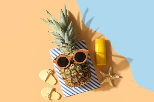 Ananas Med Strand Tillbehör Färg Bakgrund — Stockfoto