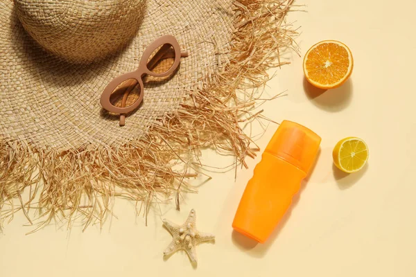 Summer Hat Sunglasses Starfish Sunscreen Cream Fruits Beige Background — Stock Photo, Image