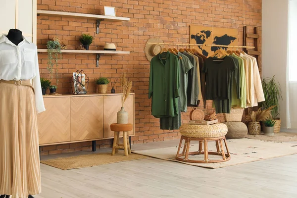 Interieur Einer Modernen Boutique Mit Stilvoller Damenkleidung Und Accessoires — Stockfoto