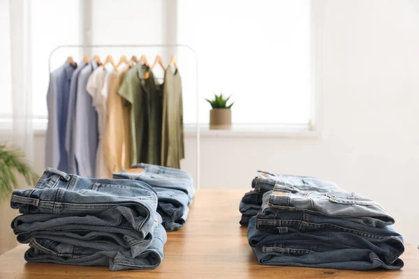 Mesa Com Calças Jeans Elegantes Boutique Moderno Close — Fotografia de Stock
