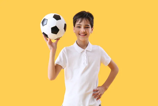 Malý Chlapec Fotbalovým Míčem Žlutém Pozadí — Stock fotografie