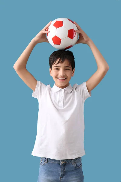 Malý Chlapec Fotbalovým Míčem Modrém Pozadí — Stock fotografie