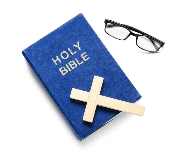 Szent Biblia Szemüveg Fából Készült Kereszt Halványkék Háttér — Stock Fotó