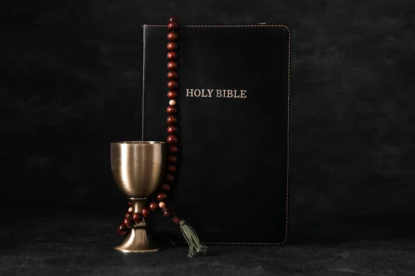 Santa Biblia Con Cuentas Oración Cáliz Vino Sobre Fondo Negro — Foto de Stock