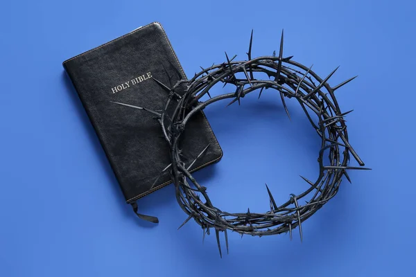 Crown Thorns Holy Bible Blue Background — Stock Photo, Image