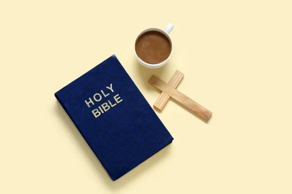Santa Biblia Con Cruz Taza Café Sobre Fondo Amarillo Pálido —  Fotos de Stock