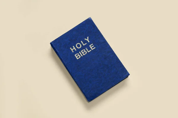 Santa Biblia Sobre Fondo Amarillo Pálido —  Fotos de Stock