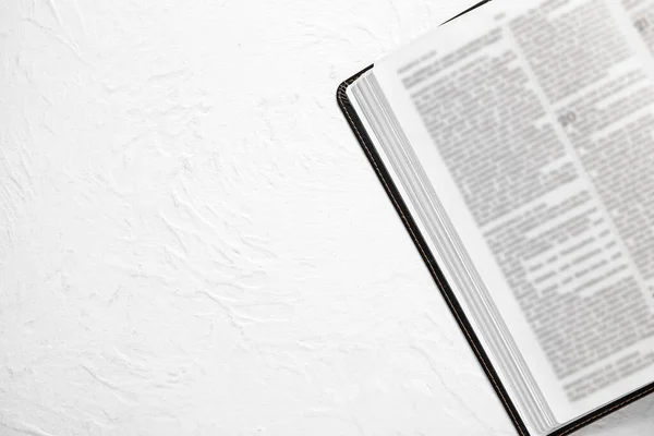 Apri Sacra Bibbia Sfondo Bianco Strutturato — Foto Stock