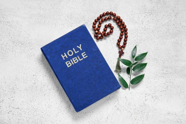 Bíblia Sagrada Com Ramo Eucalipto Contas Oração Fundo Branco Grunge — Fotografia de Stock