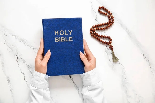Жіночі Руки Святою Біблією Молитовним Бісером Гранжевому Білому Тлі — стокове фото