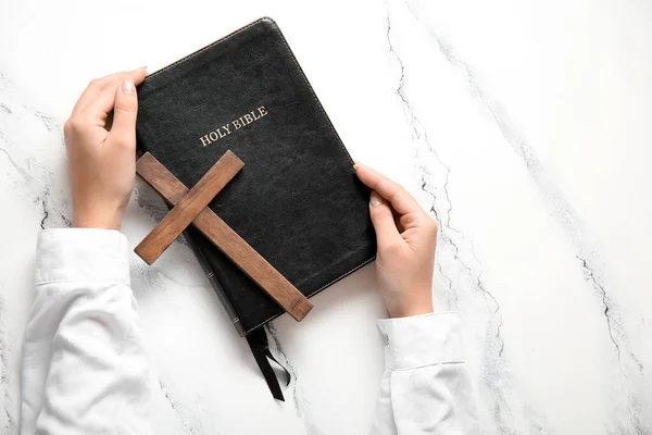 Mains Féminines Avec Sainte Bible Croix Sur Fond Blanc Grunge — Photo