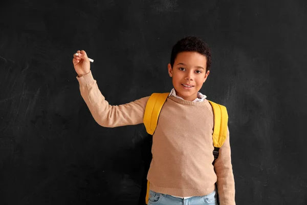 Kis Afro Amerikai Fiú Krétarajzzal Táblán Gyermeknapi Ünnepség — Stock Fotó