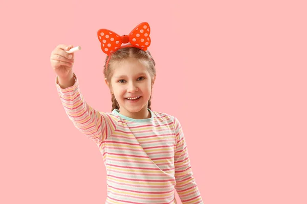 Κοριτσάκι Κιμωλία Ροζ Φόντο Γιορτή Της Ημέρας Των Παιδιών — Φωτογραφία Αρχείου