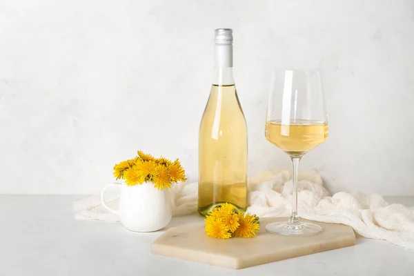 Bottle Glass Dandelion Wine White Table — Stock Photo, Image