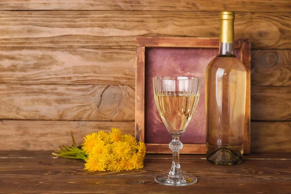 Bottle Glass Dandelion Wine Wooden Table — Stock Photo, Image