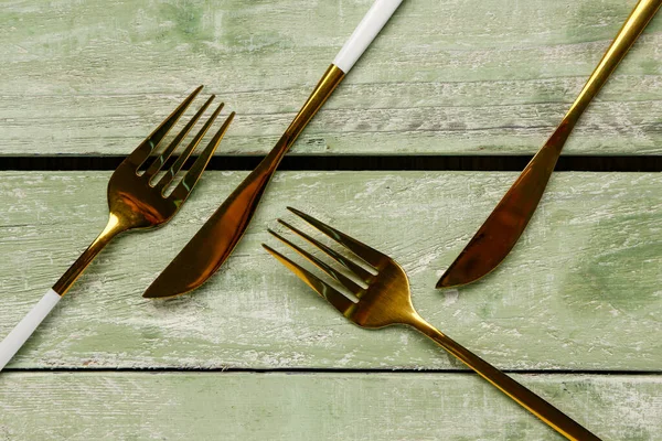Golden Forks Knives Green Wooden Background — Stock Photo, Image