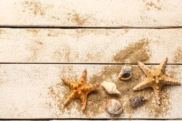 带白色木制背景沙子的海贝和海星 — 图库照片