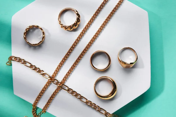 Decorative Podium Golden Rings Necklaces Turquoise Background — Stock Photo, Image