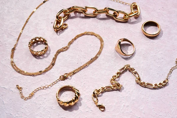 Krásné Zlaté Šperky Růžové Texturované Pozadí — Stock fotografie