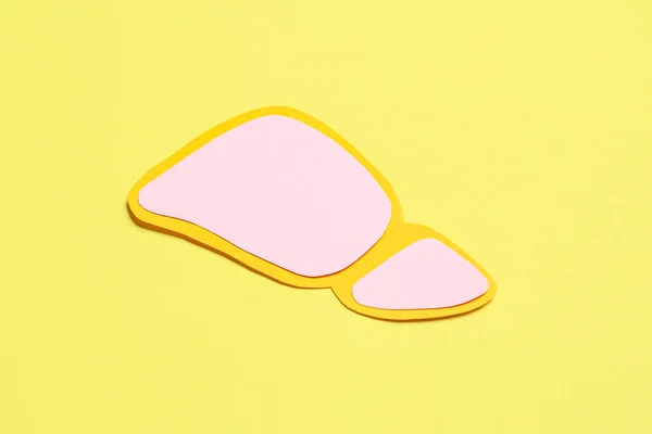 Розовая Печень Бумаги Желтом Фоне — стоковое фото