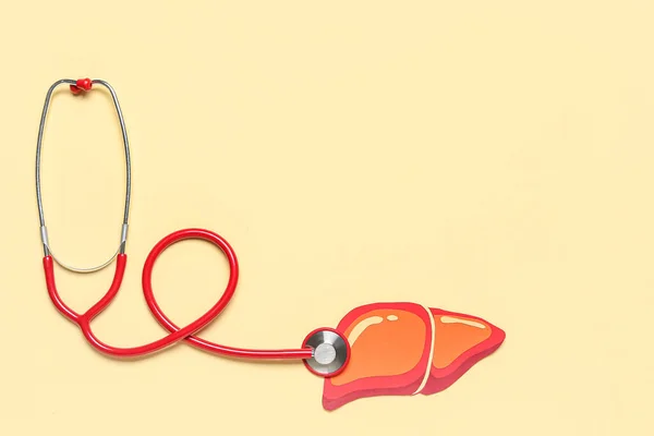 Rote Papierleber Mit Stethoskop Auf Orangenem Hintergrund — Stockfoto