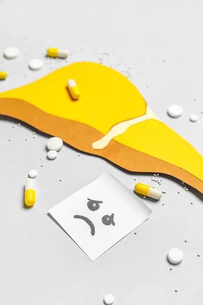 Geel Papier Lever Met Somber Gezicht Pillen Grijze Achtergrond — Stockfoto