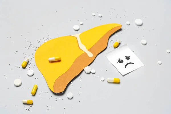 Fegato Carta Giallo Con Viso Cupo Pillole Sfondo Grigio — Foto Stock