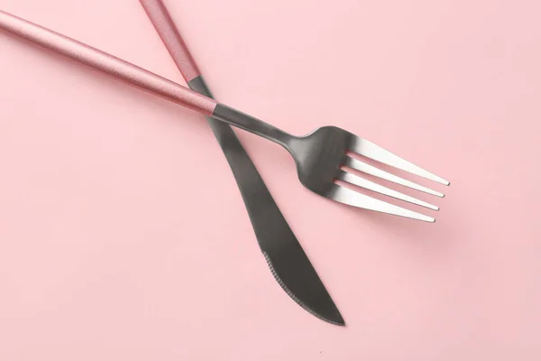 Stylowy Widelec Nóż Różowym Tle — Zdjęcie stockowe