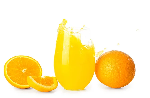 Стакан Свежего Апельсинового Сока Брызгами Белом Фоне — стоковое фото
