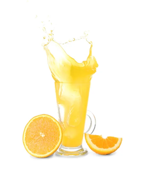 Skleněný Šálek Čerstvé Pomerančové Šťávy Stříkancemi Bílém Pozadí — Stock fotografie