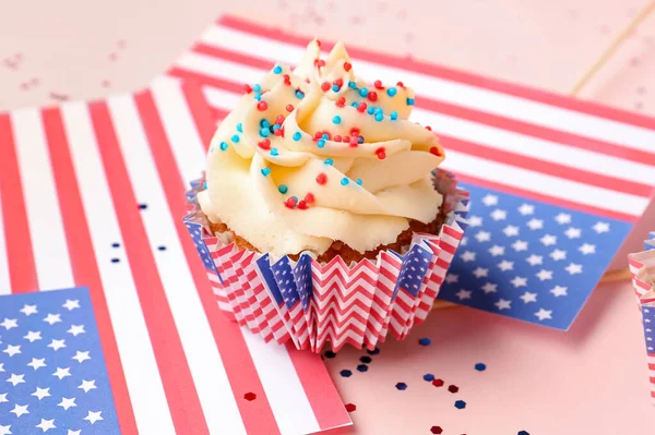 Lekkere Patriottische Cupcakes Met Vlaggen Van Roze Achtergrond Amerikaanse Onafhankelijkheidsdag — Stockfoto