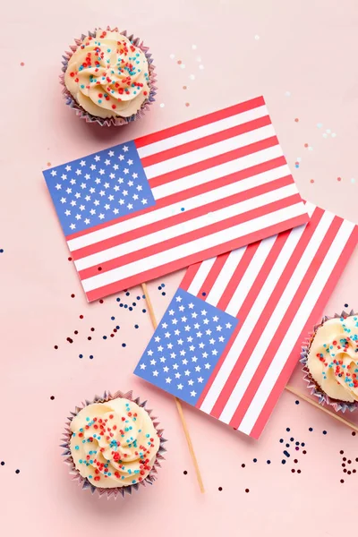 Cupcakes Patrióticos Saborosos Com Bandeiras Dos Eua Fundo Rosa Dia — Fotografia de Stock