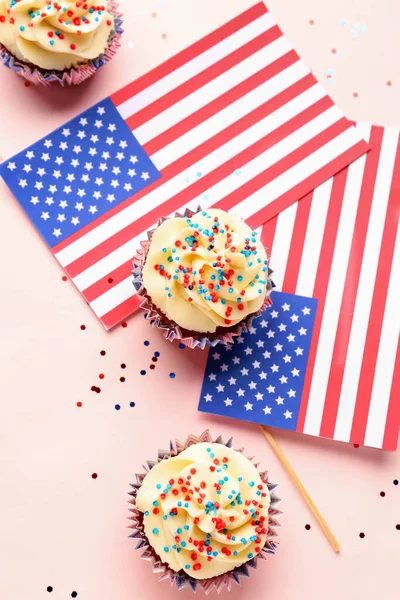 Cupcakes Patrióticos Saborosos Com Bandeiras Dos Eua Fundo Rosa Dia — Fotografia de Stock