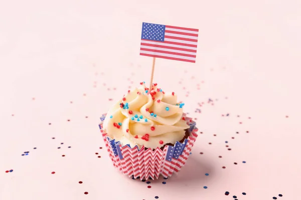 Chutný Vlastenecký Košíček Vlajkou Usa Růžovém Pozadí Americký Den Nezávislosti — Stock fotografie