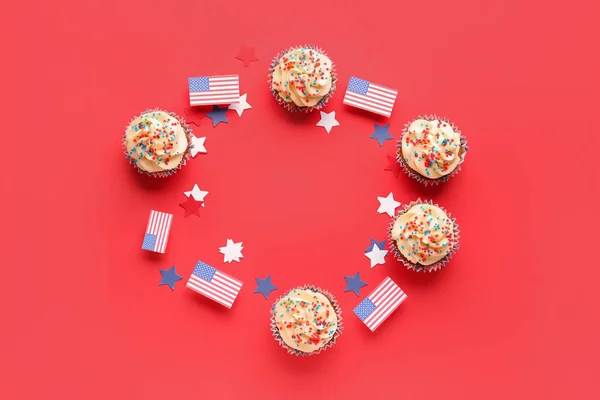 赤い背景にアメリカのおいしい愛国的なカップケーキと旗で作られたフレーム アメリカ独立記念日 — ストック写真