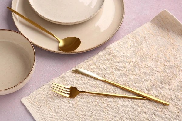 Plates Golden Cutlery Lilac Background — Stock Photo, Image