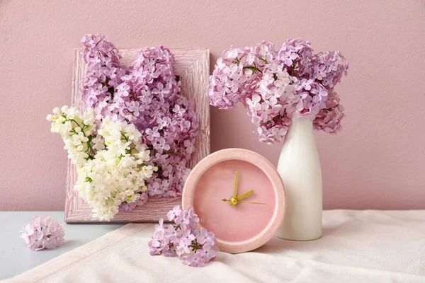 Vase Beautiful Fragrant Lilac Flowers Frame Clock White Table Pink — Stock Photo, Image