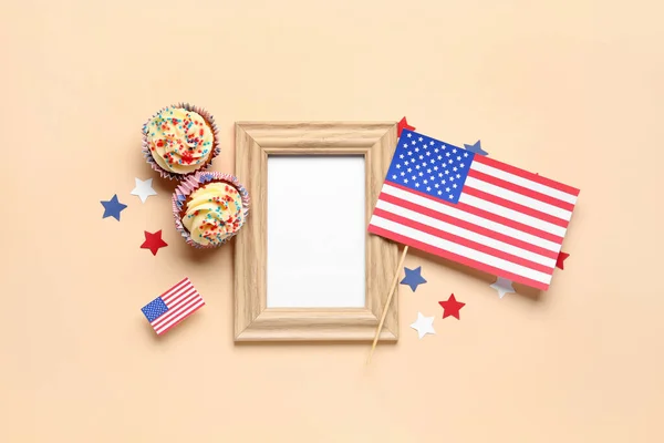 Cupcakes Patrióticos Saborosos Com Bandeiras Dos Eua Moldura Fundo Laranja — Fotografia de Stock