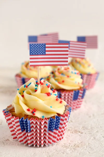 Cupcakes Patrióticos Saborosos Bandeiras Eua Mesa Grunge Branca Dia Independência — Fotografia de Stock