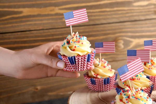 Kvinnlig Hand Med Välsmakande Patriotiska Cupcakes Och Flaggor Usa Nära — Stockfoto