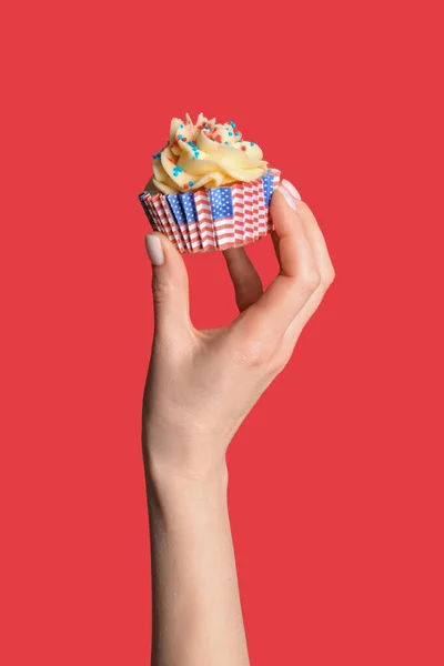 Main Féminine Avec Délicieux Cupcake Patriotique Drapeau Des États Unis — Photo