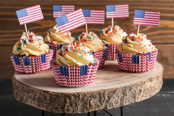 Trägolv Med Välsmakande Patriotiska Cupcakes Och Flagga Usa Svart Träbord — Stockfoto