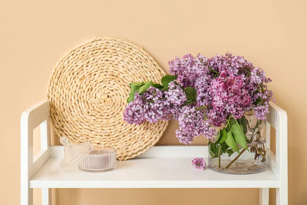 Vase Mit Fliederfarbenen Blumen Und Kerze Regal Neben Beiger Wand — Stockfoto