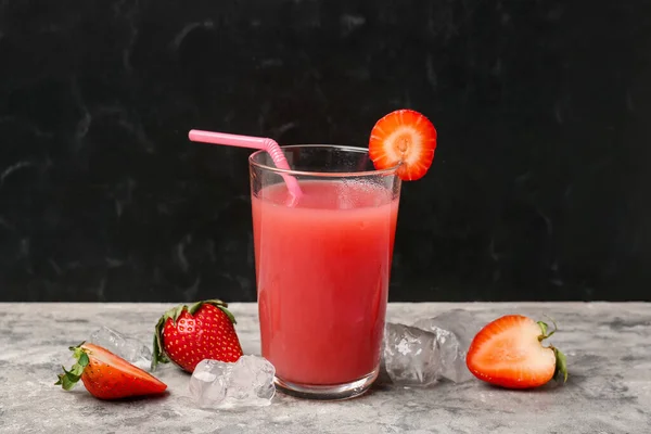 Glas Mit Leckerem Erdbeer Smoothie Auf Grauem Tisch — Stockfoto