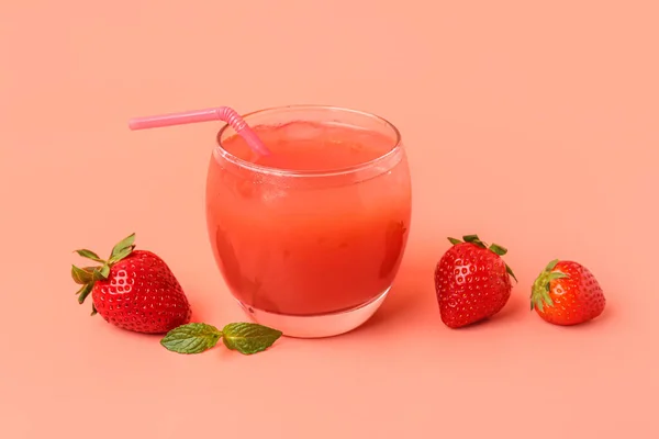 Bicchiere Con Gustoso Frullato Fragole Sfondo Rosa — Foto Stock