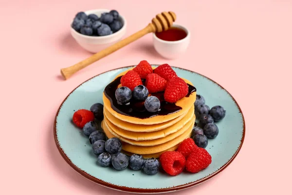 Plate Sweet Pancakes Berries Pink Background — Stock Photo, Image