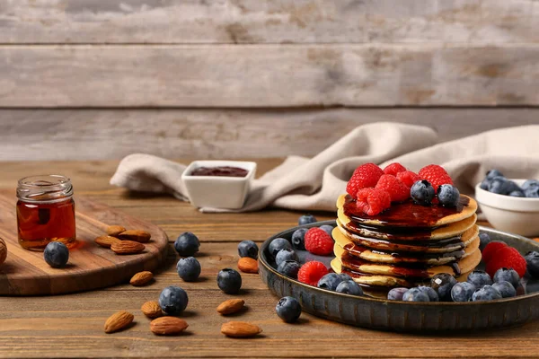 Teller Mit Süßen Pfannkuchen Nüssen Und Beeren Auf Holztisch — Stockfoto