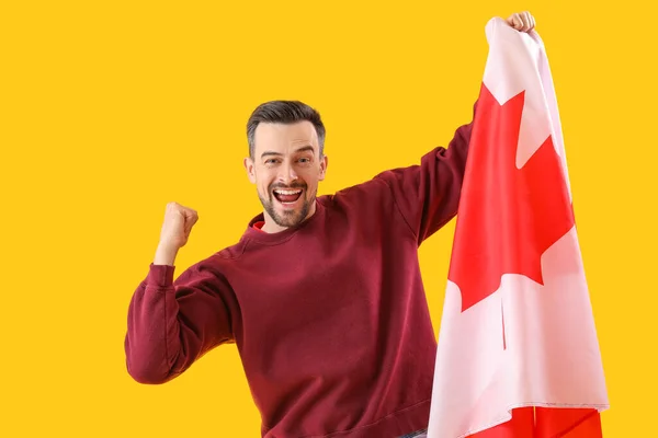Hombre Guapo Con Bandera Canadá Sobre Fondo Amarillo —  Fotos de Stock